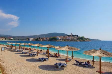 Charming Seaside Apartment Примоштен Екстер'єр фото