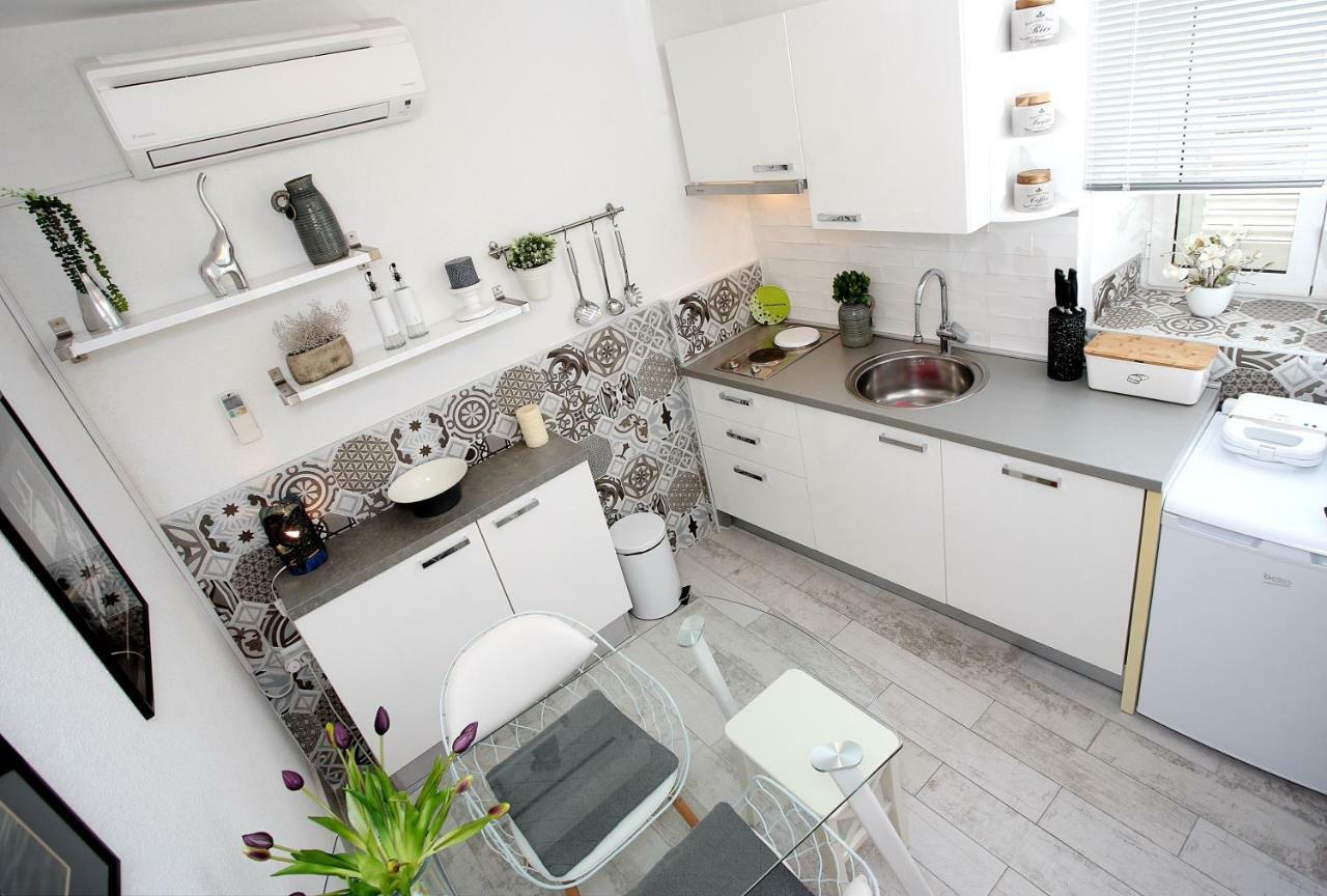 Charming Seaside Apartment Примоштен Екстер'єр фото