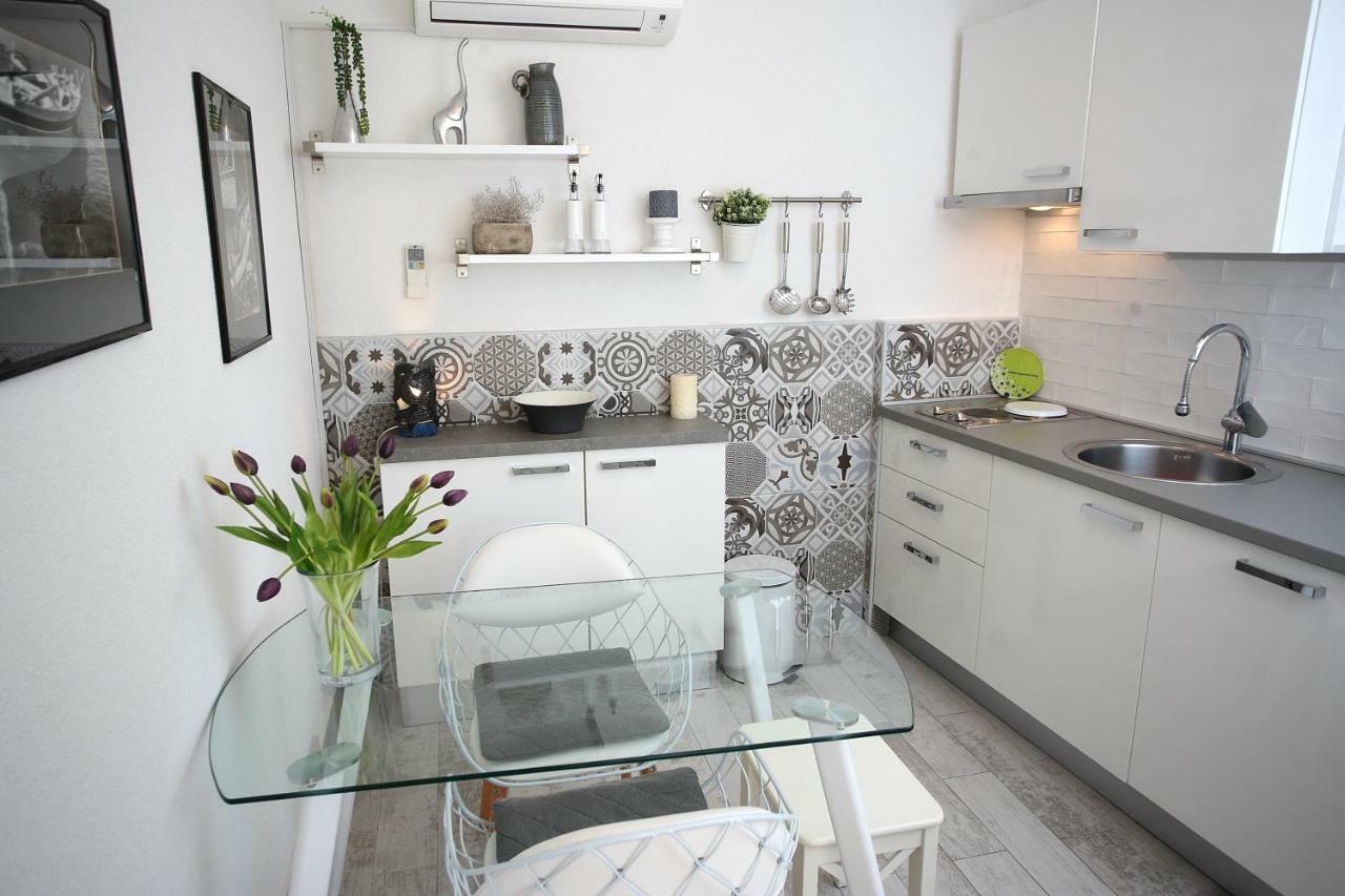 Charming Seaside Apartment Примоштен Екстер'єр фото